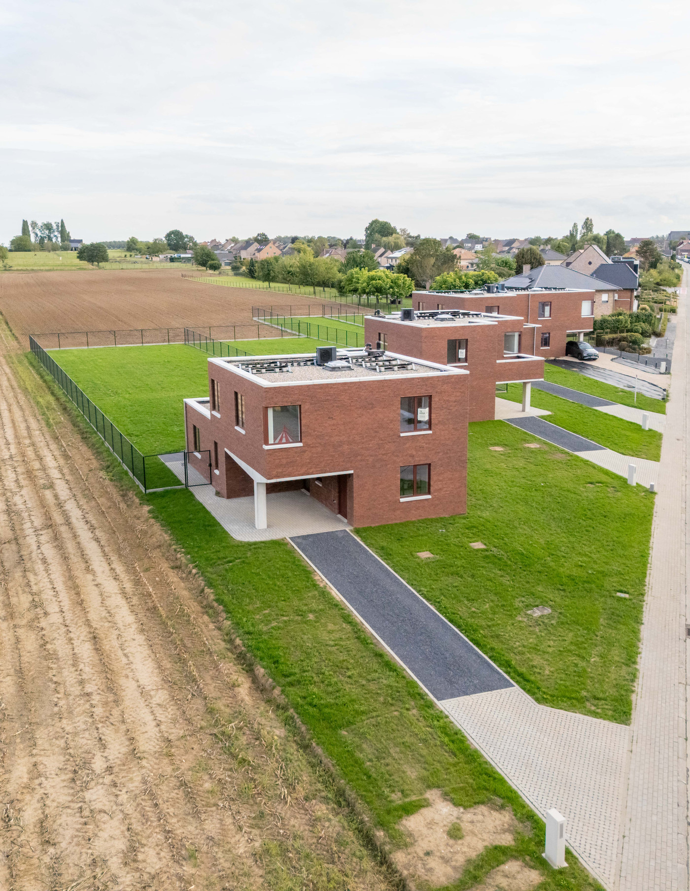 Voorgevel van Oude Diestse 39 met inpandige carport en zichtbeton