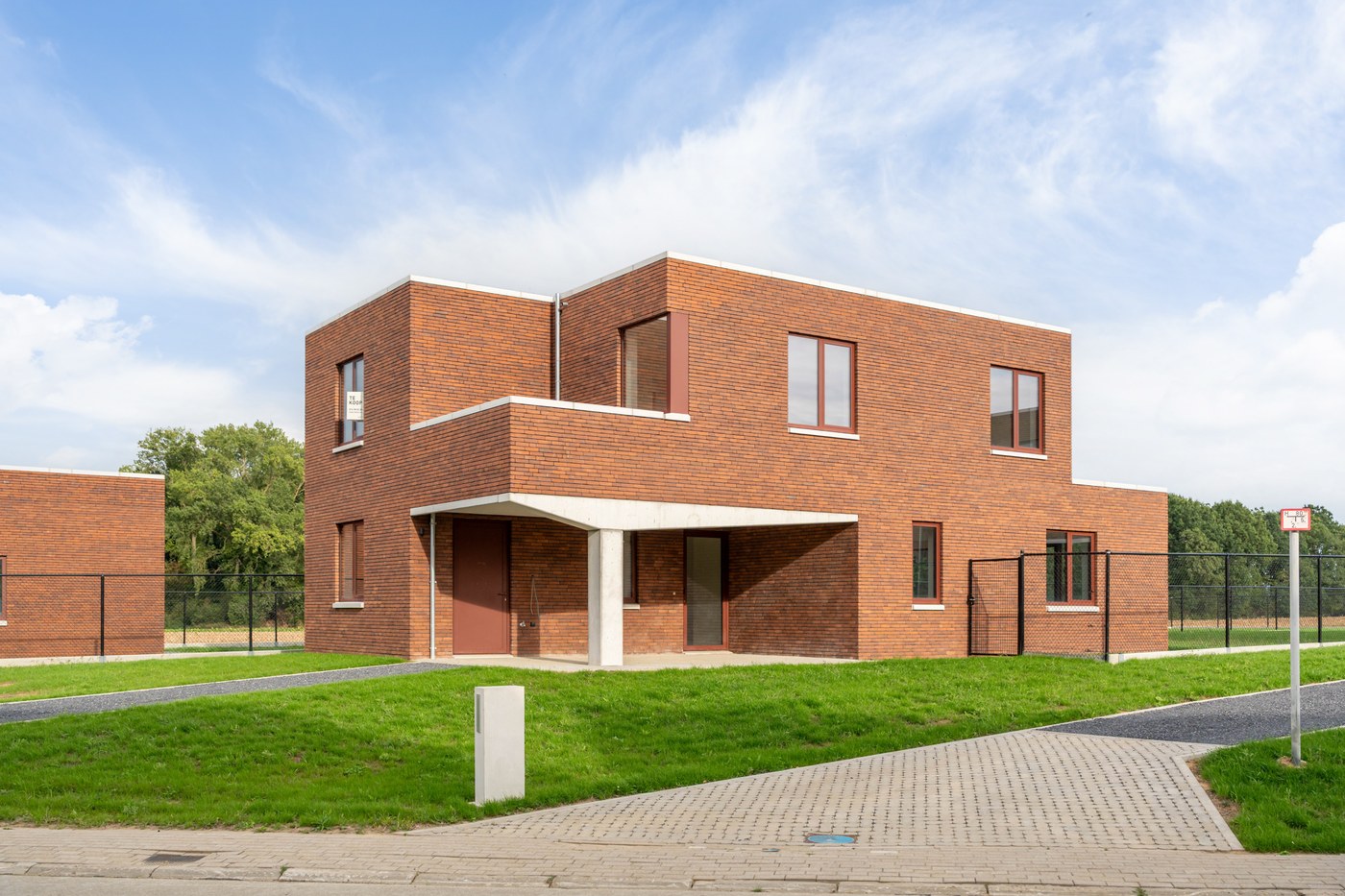 Nieuwbouwwoning Oude Diestse 37 in roodbruine baksteen, gezien vanaf de tuinzijde