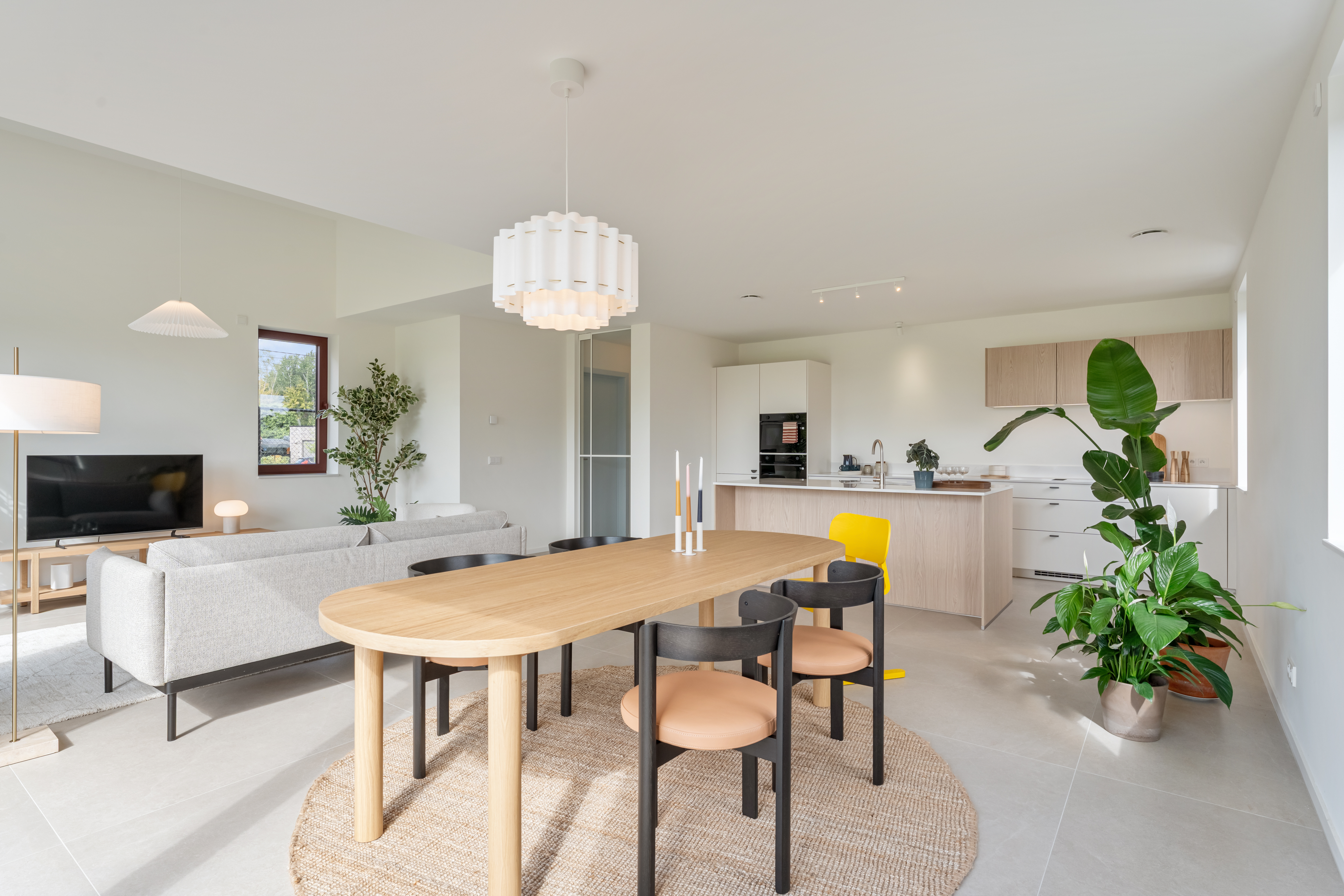 Open leefruimte van eetkamer naar keuken