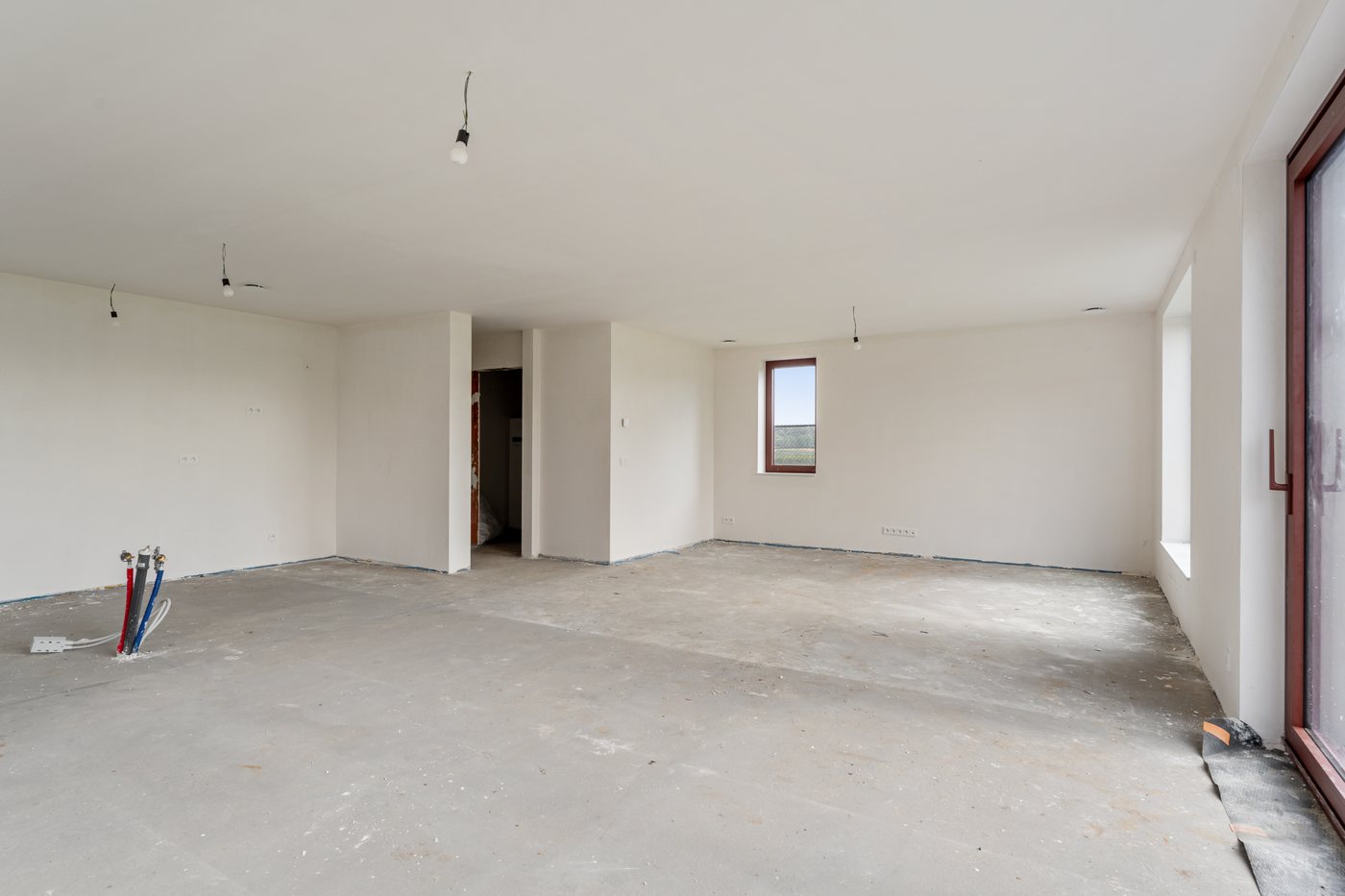Kinderslaapkamer met speelhoek en zicht op de velden