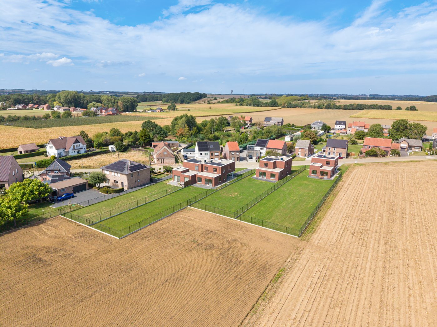 Luchtbeeld van de vier nieuwbouwwoningen van Oude Diestse aan de rand van Waanrode